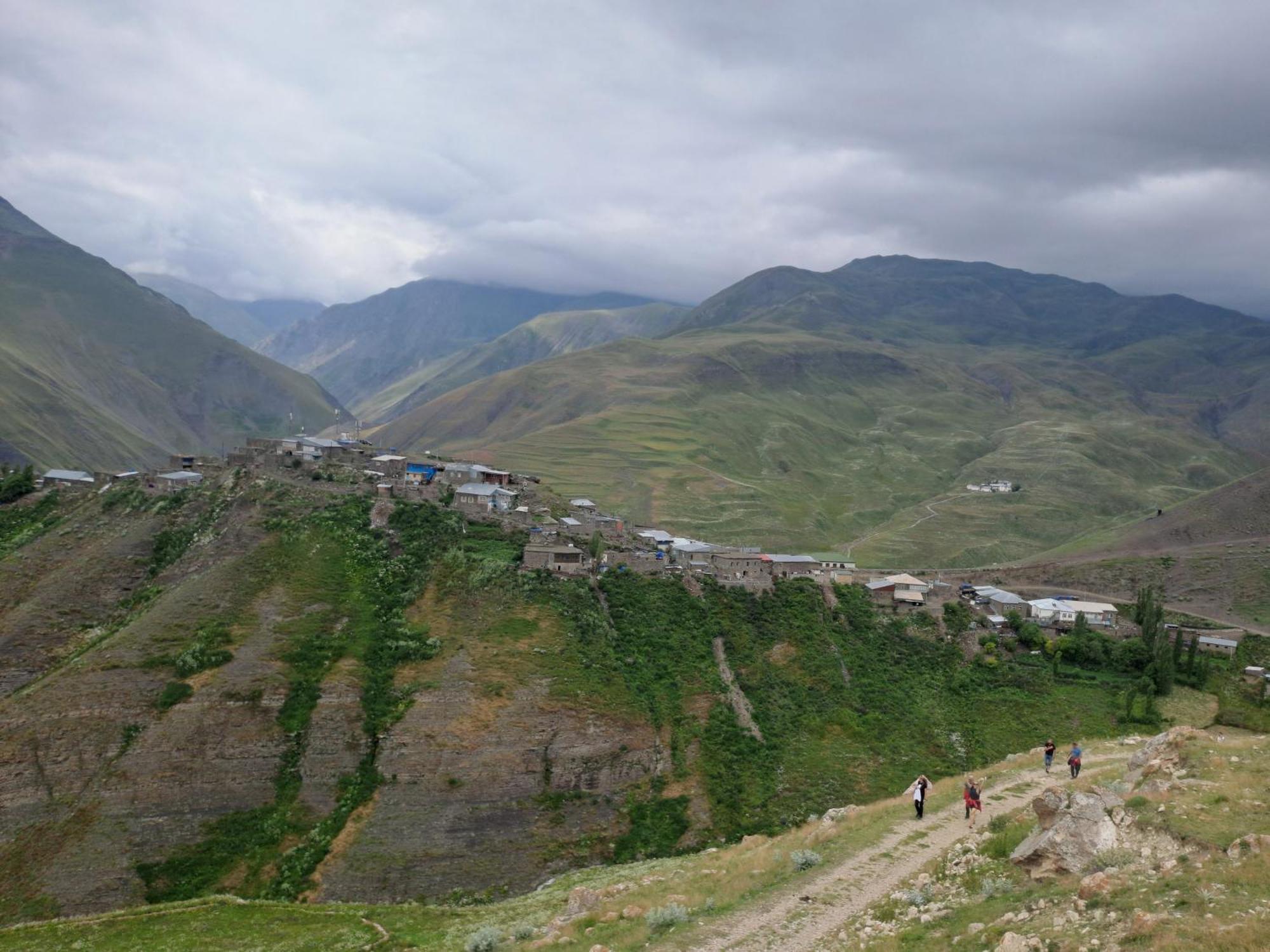 Xinaliq Khinalig Izzet'S Riverside Home Stay Екстериор снимка